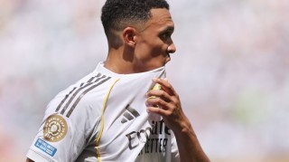 世俱杯-仍需努力…阿诺德西甲首秀1被过&amp;多项防守数据挂0，队内评分最低